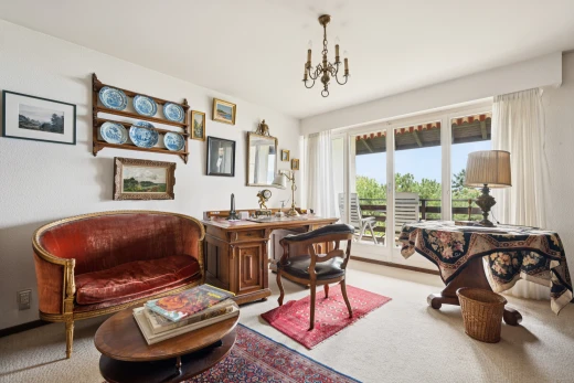 wohnzimmer mit teppich, carpet, inside property, day time, und light floor