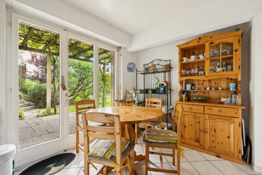 esszimmer mit außenzugang, tile floor, fliesenboden, light floor, und drywall