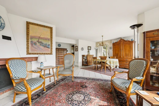 wohn- / esszimmer mit inside property, gipskartonwand, drywall, fliesenboden, und tile floor