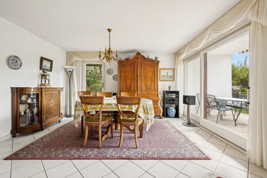 esszimmer mit gipskartonwand, drywall, außenzugang, fliesenboden, und tile floor