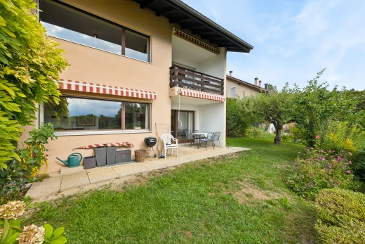 außenansicht mit markise, balkon, terrasse, stuckverkleidung, und rasen