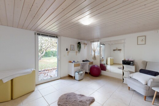 salon avec drywall, cloison sèche, natural light, lumière naturelle, et inside property