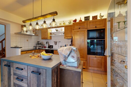 cuisine avec four, dosseret, backsplash, éclairage suspendu, et sol en carrelage