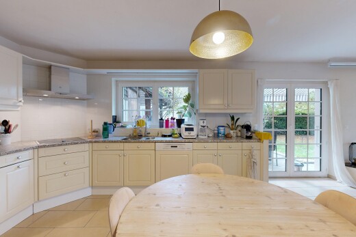 cuisine avec tile floor, sol en carrelage, hotte, natural light, et lumière naturelle