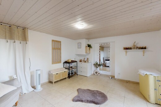 salon avec inside property, drywall, cloison sèche, wood ceiling, et plafond en bois