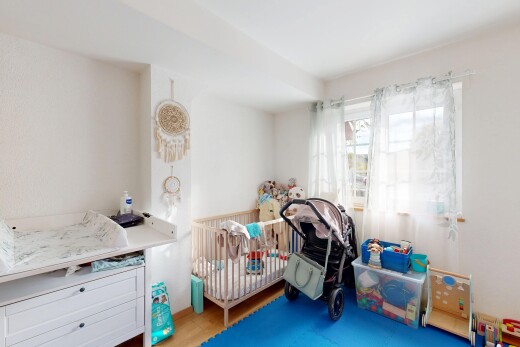 chambre avec inside property, natural light, lumière naturelle, wood finish floor, et sol en finition bois