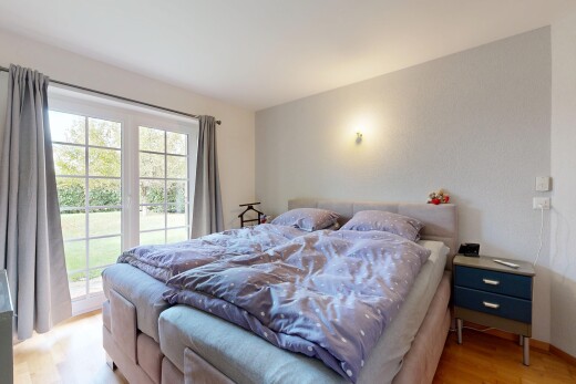chambre avec sol en finition bois, wood finish floor, inside property, lumière naturelle, et natural light