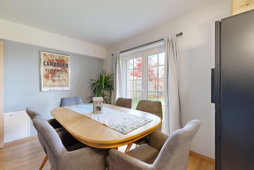 salle à manger avec sol en finition bois, wood finish floor, lumière naturelle, natural light, et inside property