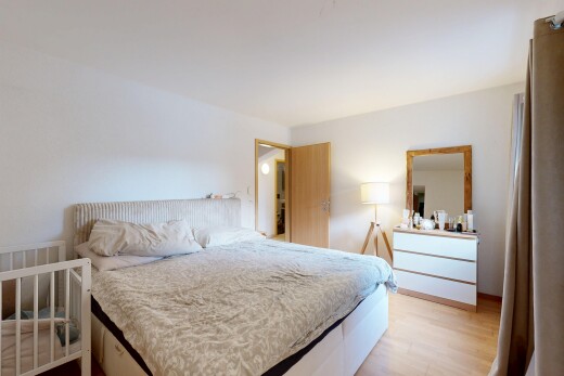 chambre avec sol en finition bois, wood finish floor, inside property, cloison sèche, et drywall