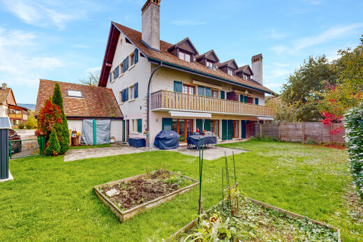 façade avec cheminée, balcon, jardin, property visible, et terrasse