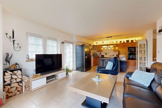 salon avec télévision, natural light, drywall, cloison sèche, et lumière naturelle