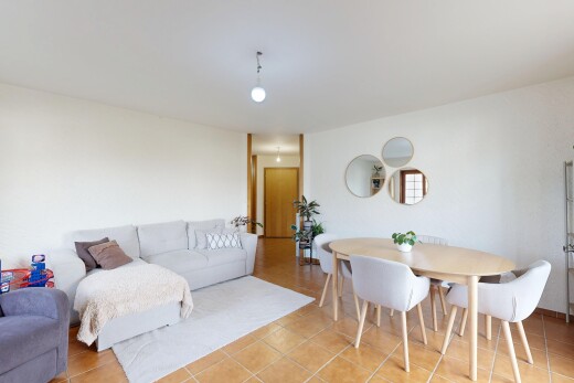 salon / salle à manger avec inside property, tile floor, sol en carrelage, drywall, et cloison sèche