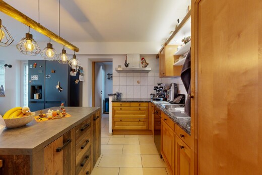 cuisine avec étagères ouvertes, backsplash, dosseret, armoires marron moyen, et inside property