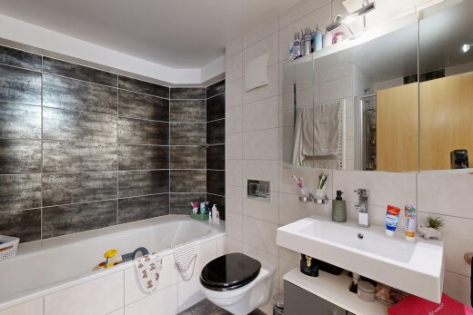 salle de bains avec salle de bain complète, inside property, toilette, tile wall, et mur en carrelage