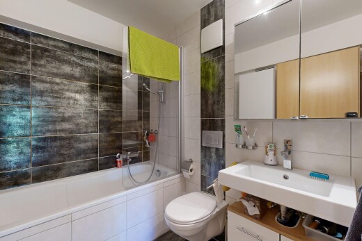 salle de bains avec tile wall, mur en carrelage, miroir, inside property, et salle de bain complète