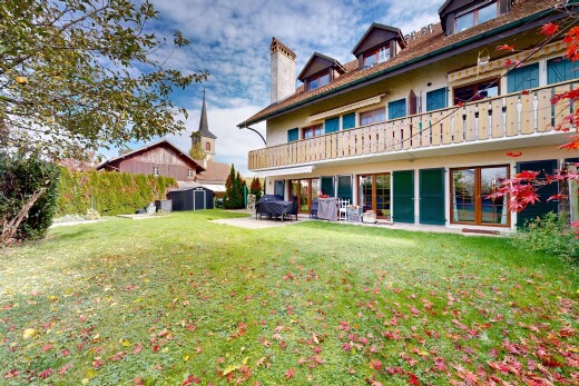 façade avec balcon, terrasse, property visible, day time, et pelouse