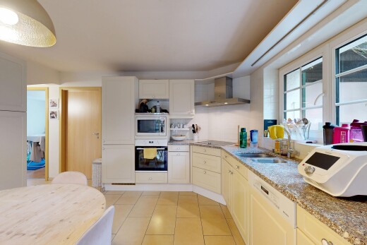 cuisine avec inside property, hotte, sol en carrelage, tile floor, et four