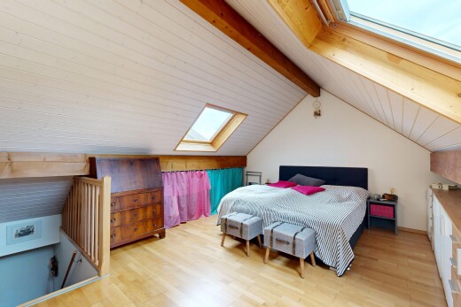 chambre avec puits de lumière, inside property, wood finish floor, sol en finition bois, et beamed ceiling