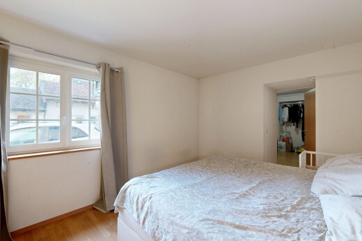 chambre avec inside property, cloison sèche, drywall, lumière naturelle, et natural light