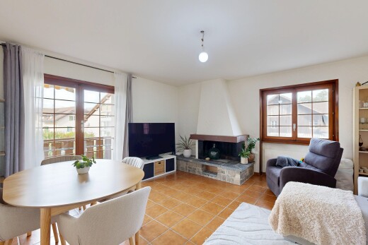 salon / salle à manger avec inside property, télévision, sol en carrelage, tile floor, et lumière naturelle