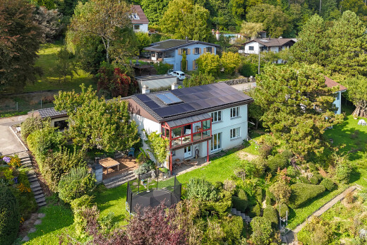 außenansicht mit solaranlage, property visible, und rasen