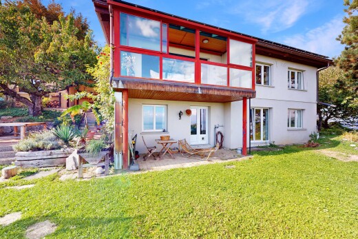 außenansicht mit day time, rasen, stuckverkleidung, property visible, und terrasse