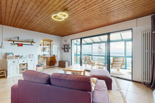 wohnzimmer mit fliesenboden, tile floor, wintergarten, kühler, und inside property