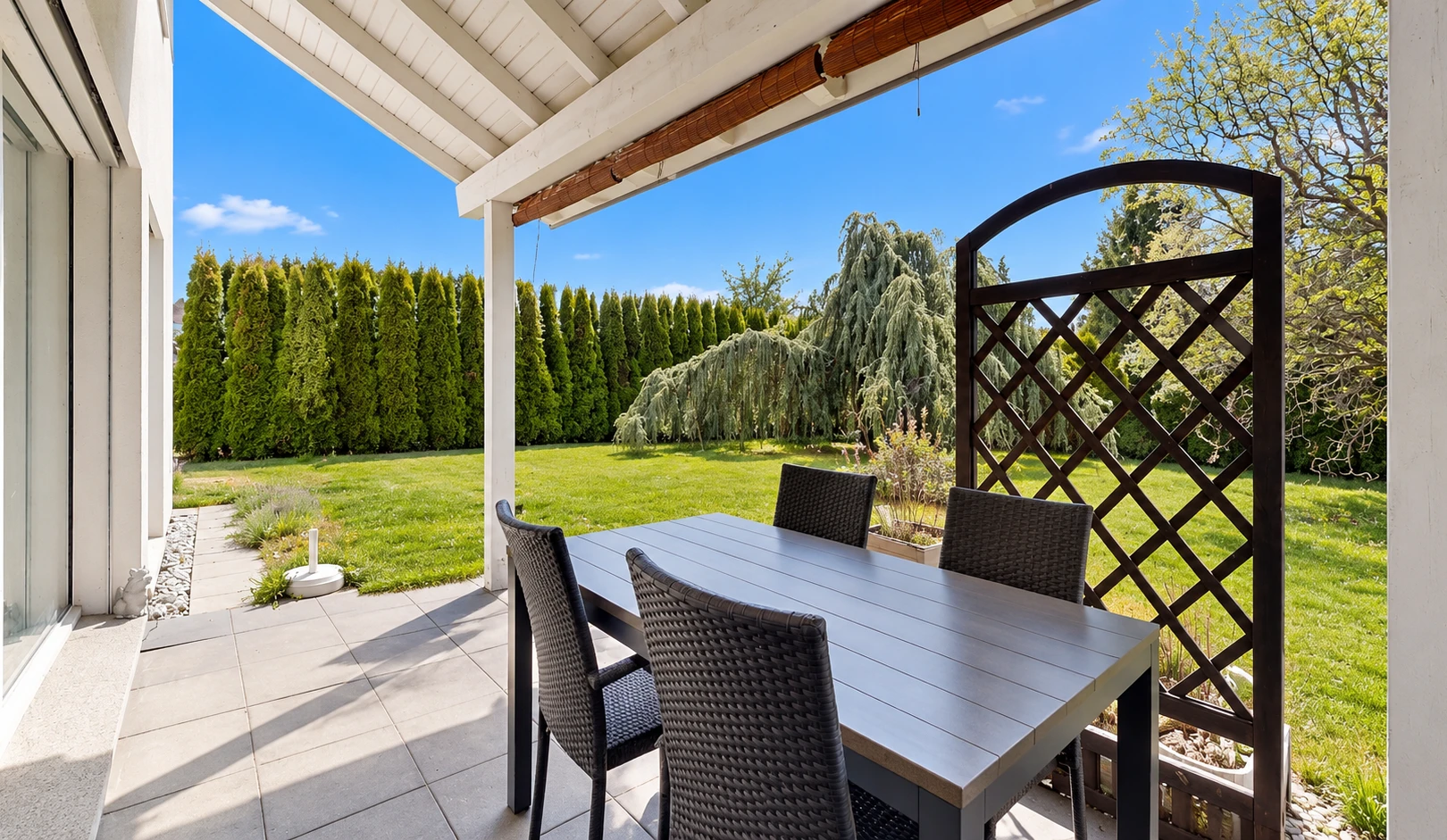 terrasse avec coin repas extérieur, from property, pelouse, terrasse, et day time