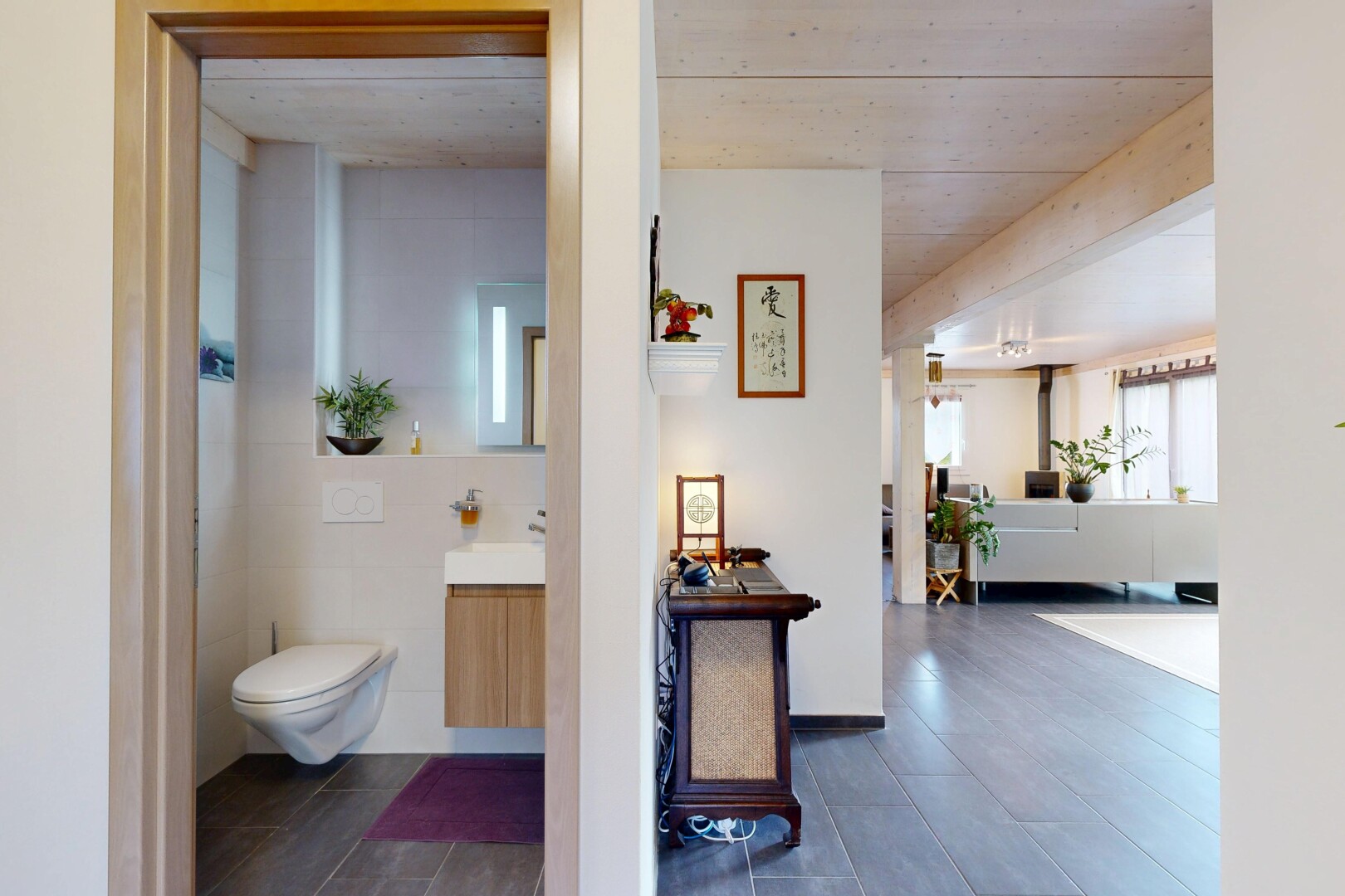 salle de bains avec lavabo (ou coiffeuse selon le contexte), inside community, miroir, toilette, et lumière naturelle