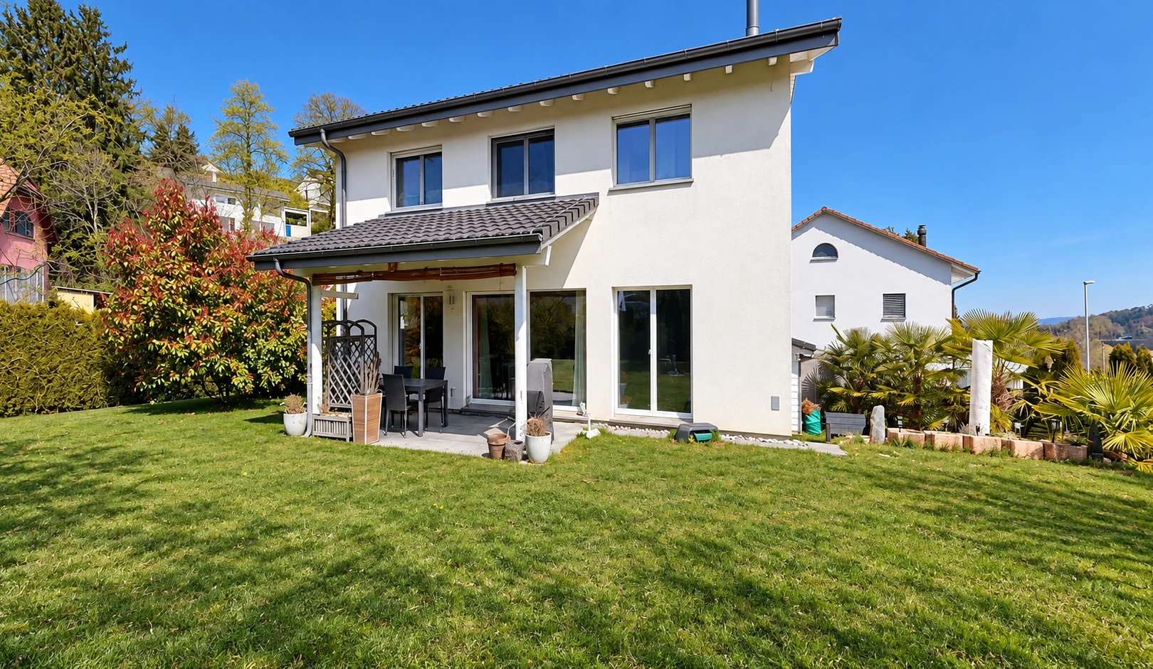 façade avec property visible, terrasse, pelouse, from property, et bardage en stuc