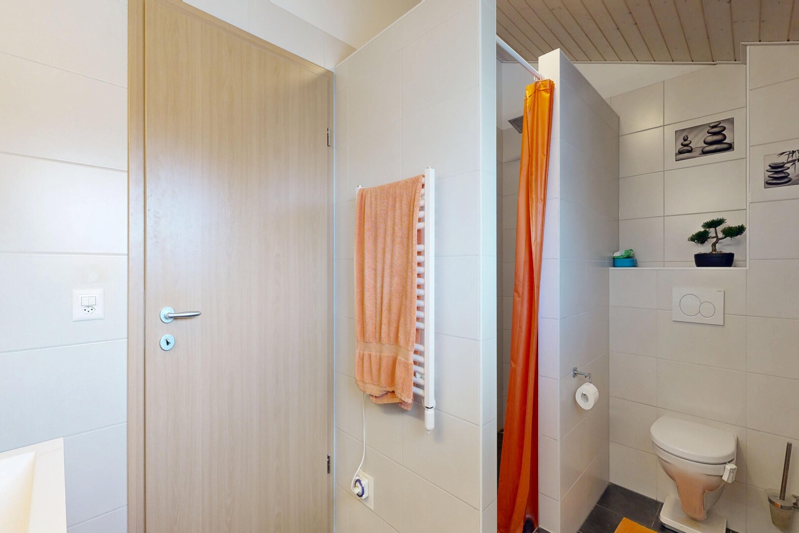 salle de bains avec chauffe-serviettes, salle de bain complète, mur en carrelage, tile wall, et inside property