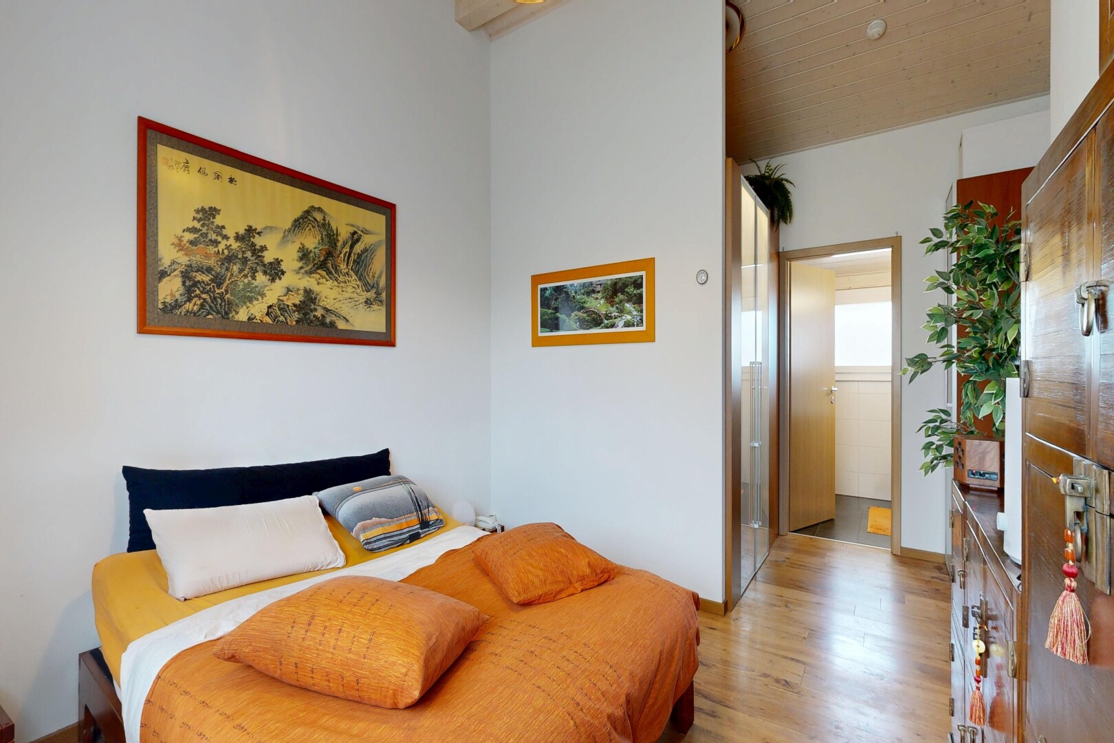 zimmer / schlafzimmer mit inside property, gipskartonwand, drywall, holzfußboden, und wood finish floor