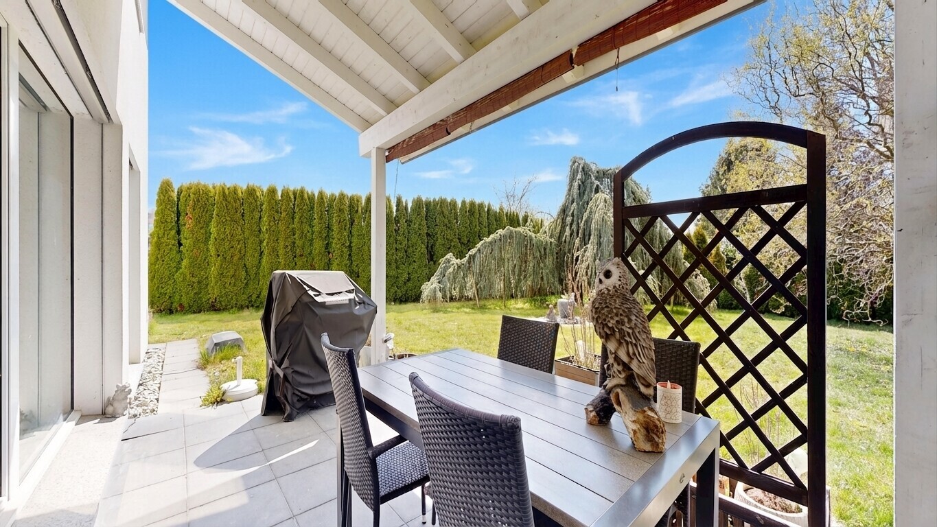 terrasse mit essbereich im freien, from property, rasen, grill, und day time