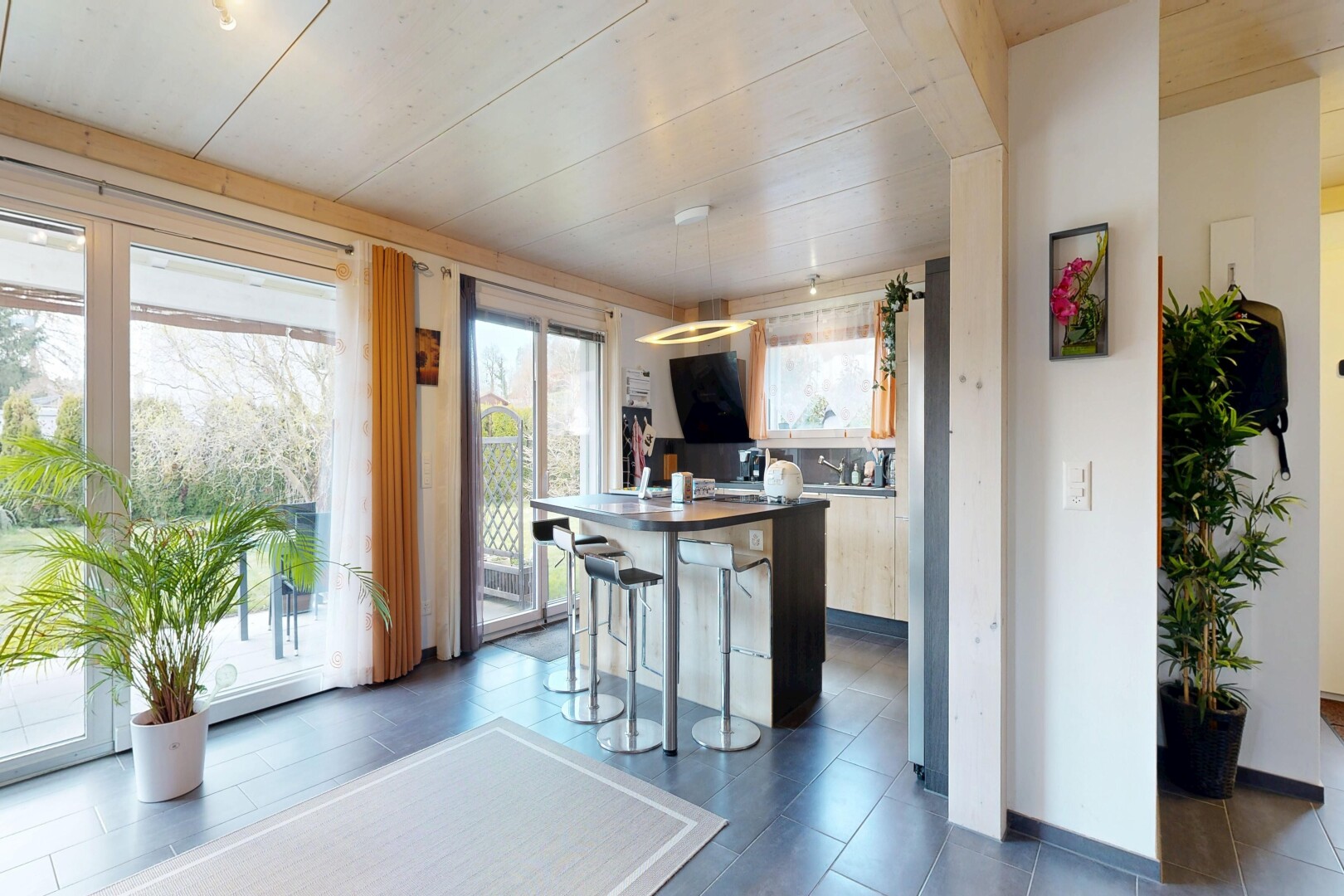 küche mit inside property, küchenbar, kitchen bar, natürliches licht, und natural light