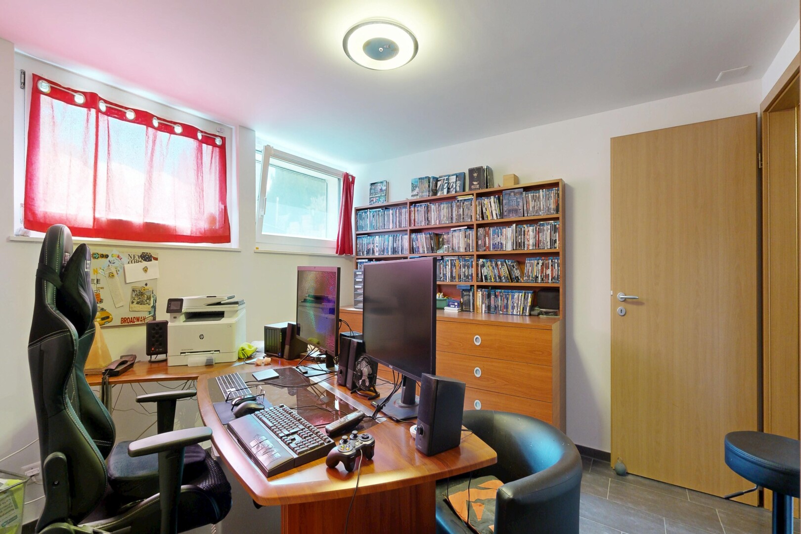 bureau avec espace bureau, télévision, cloison sèche, drywall, et lumière naturelle