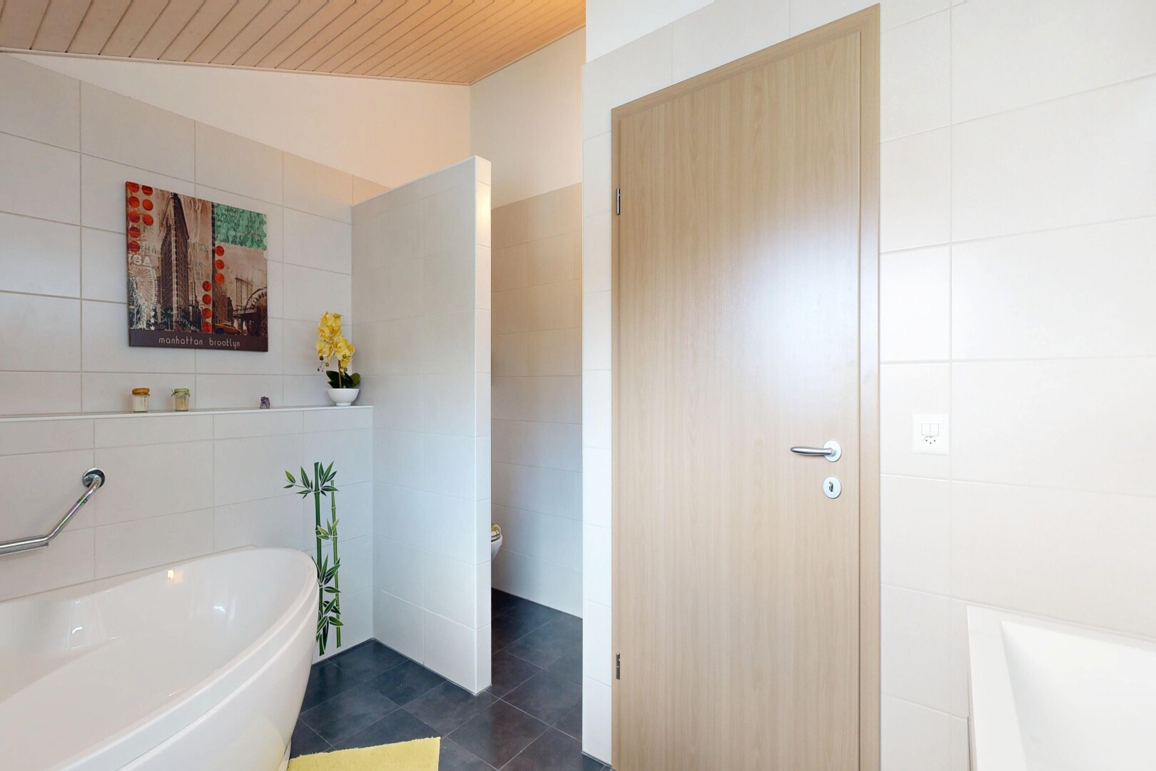 salle de bains avec bain, tile wall, mur en carrelage, salle de bain complète, et inside property