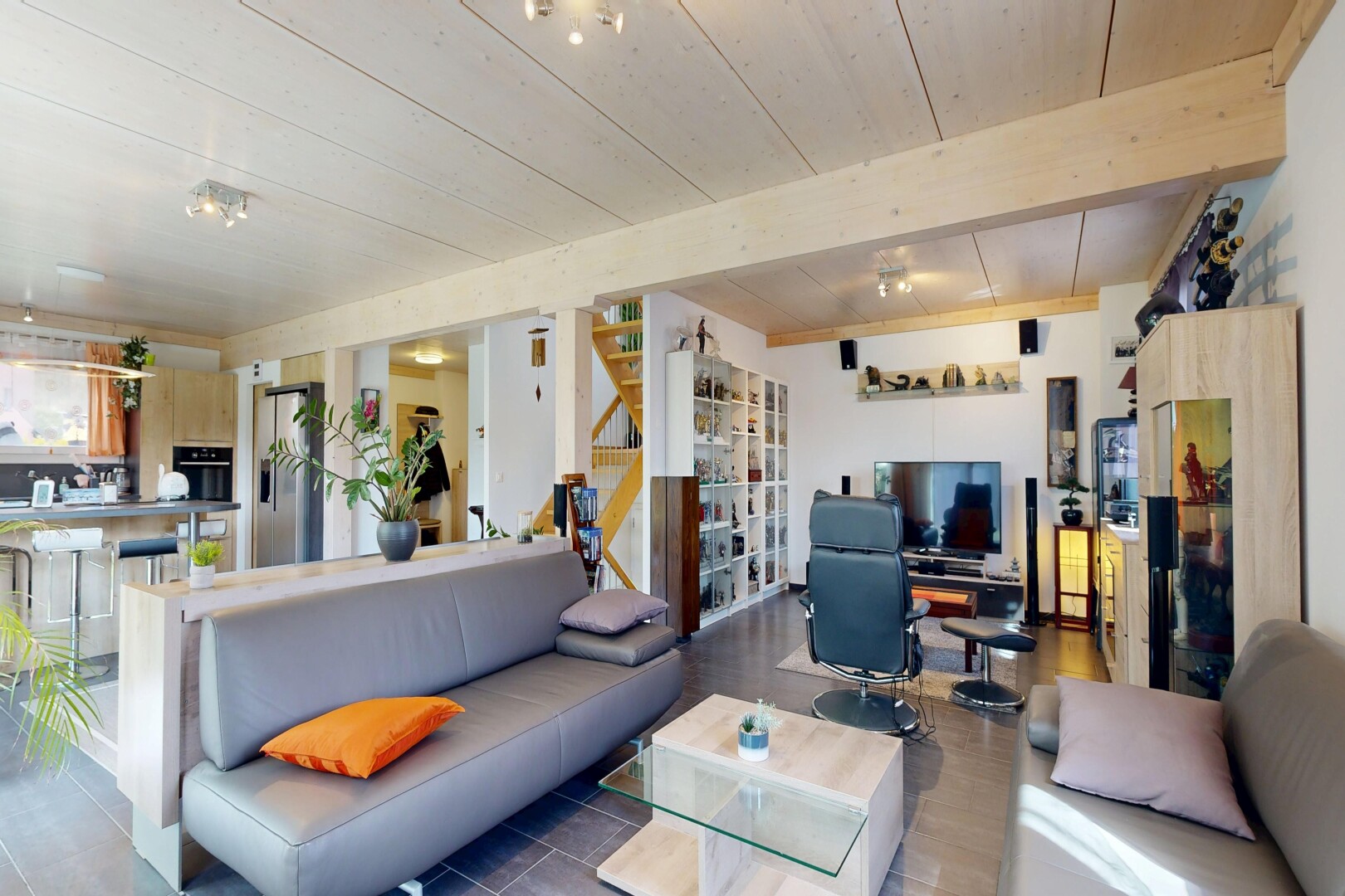 salon avec inside property, plafond en bois, wood ceiling, escaliers, et télévision