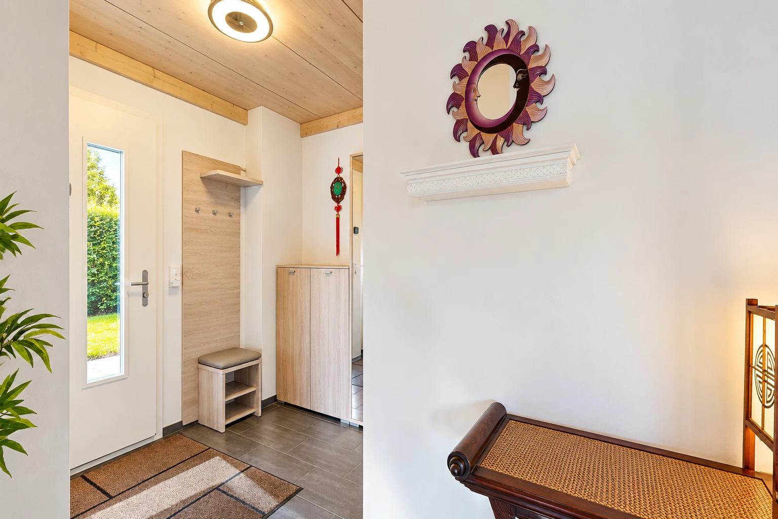 couloir avec accès à l'extérieur, wood ceiling, plafond en bois, drywall, et cloison sèche