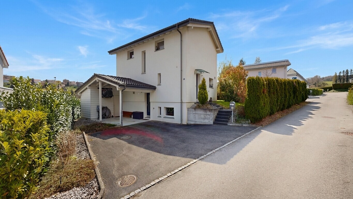 außenansicht mit property visible, day time, terrasse, und stuckverkleidung
