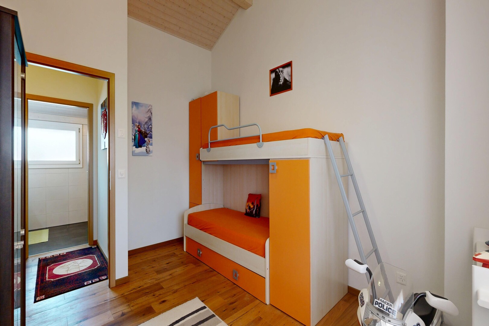zimmer / schlafzimmer mit inside property, holzfußboden, wood finish floor, light floor, und holzdecke
