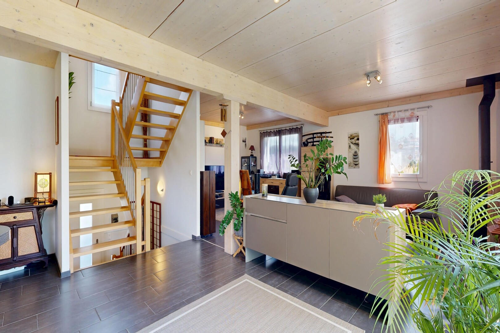 salon avec natural light, lumière naturelle, escaliers, inside property, et drywall