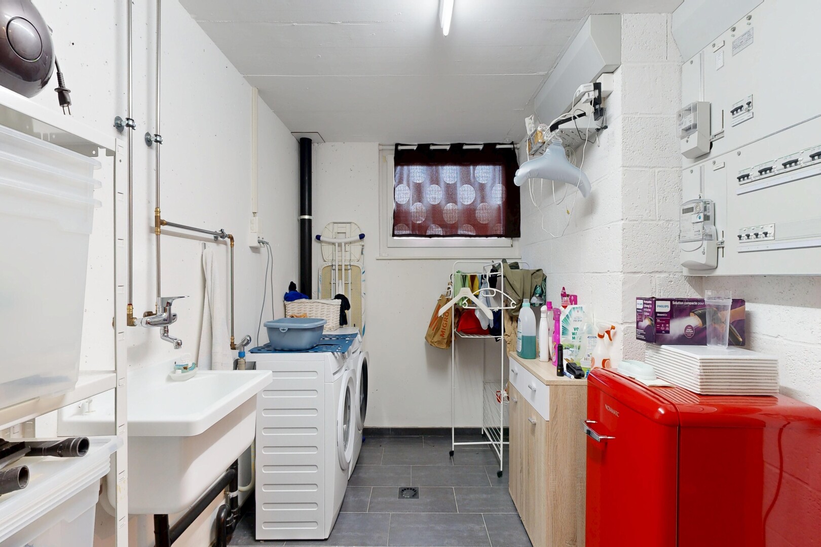cuisine avec inside property, dark floor, évier, white cabinets, et armoires blanches