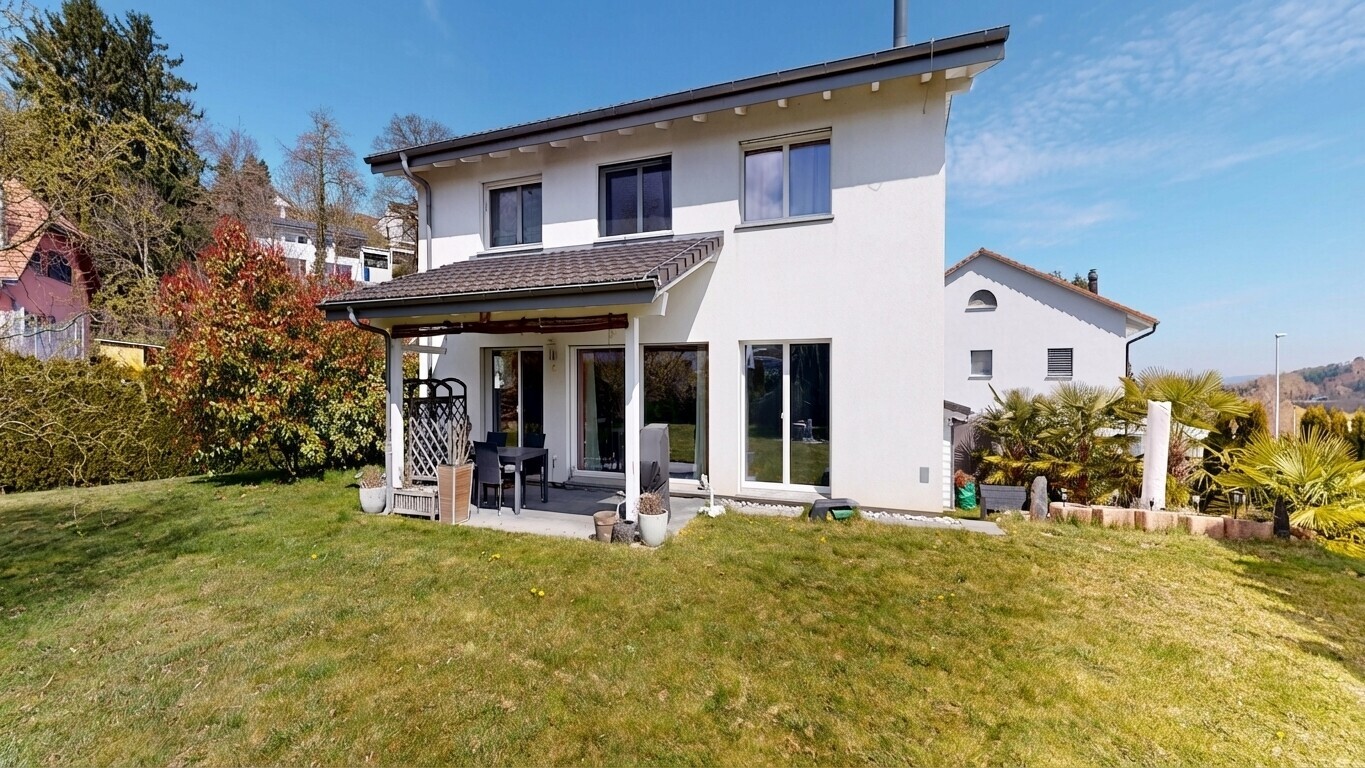 außenansicht mit rasen, terrasse, stuckverkleidung, property visible, und day time
