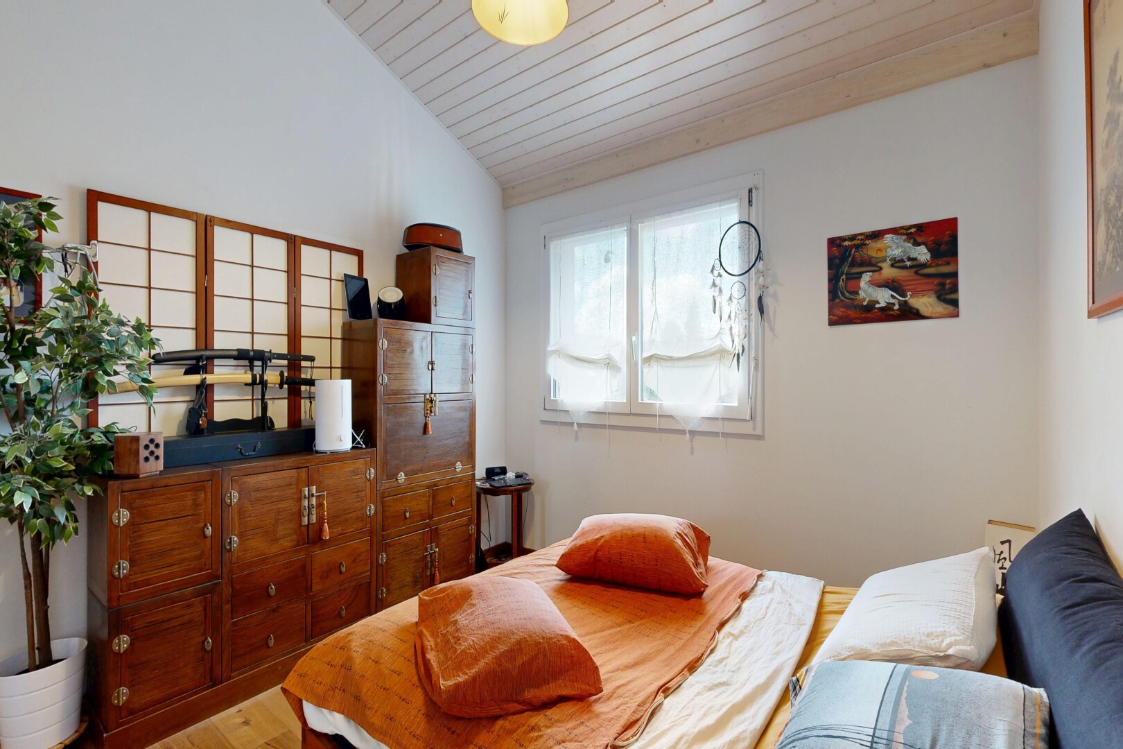 chambre avec drywall, cloison sèche, wood ceiling, plafond en bois, et natural light
