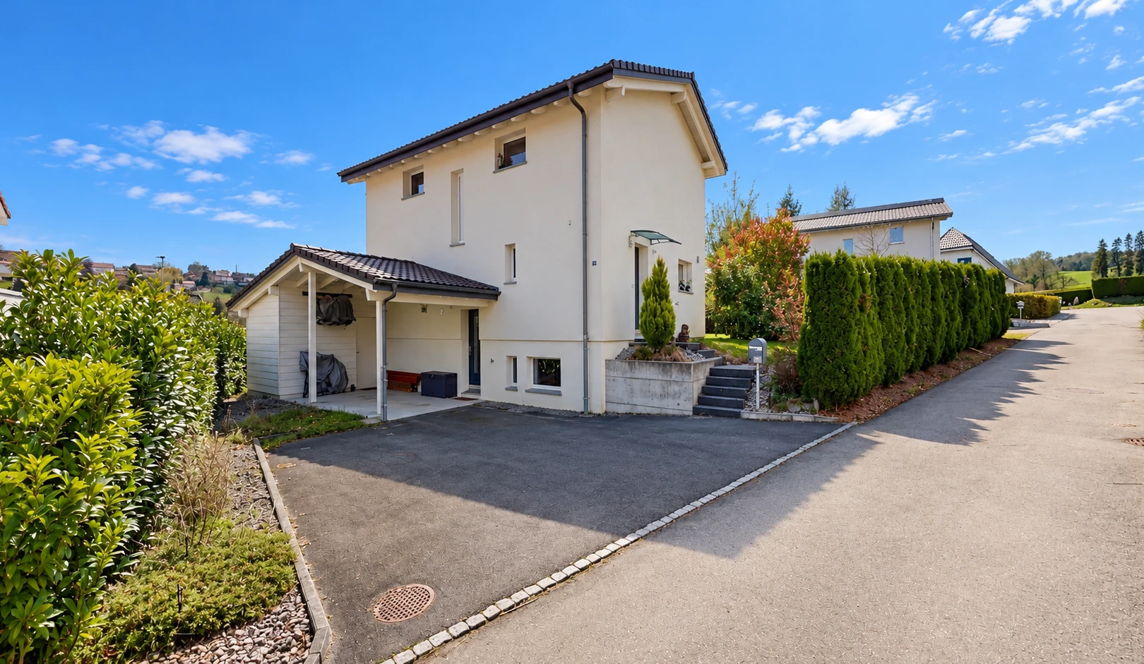 façade avec property visible, bardage en stuc, toit en tuiles, et day time