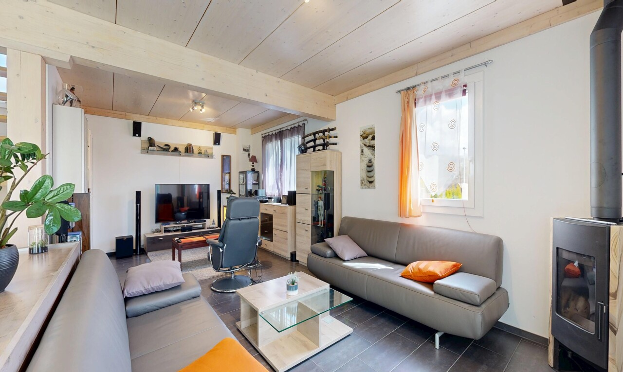 wohnzimmer mit gipskartonwand, drywall, fernseher, inside property, und natürliches licht