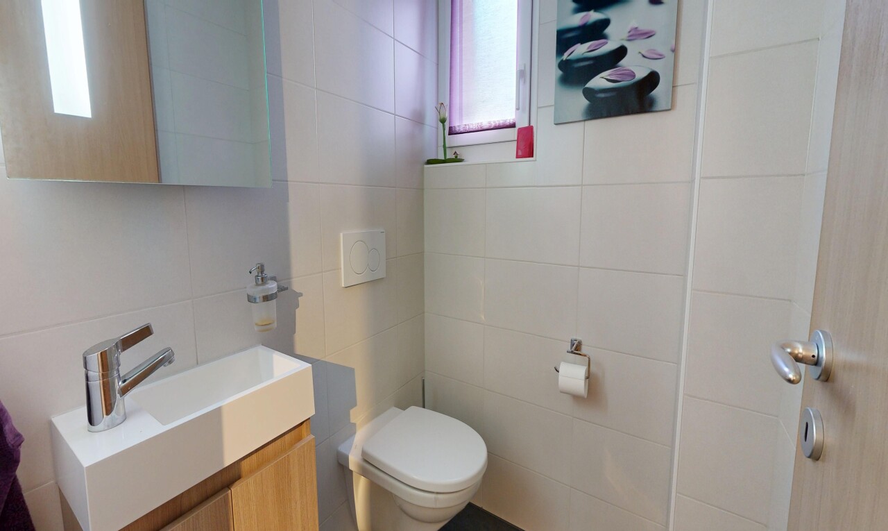 salle de bains avec lavabo (ou coiffeuse selon le contexte), tile wall, mur en carrelage, inside property, et miroir