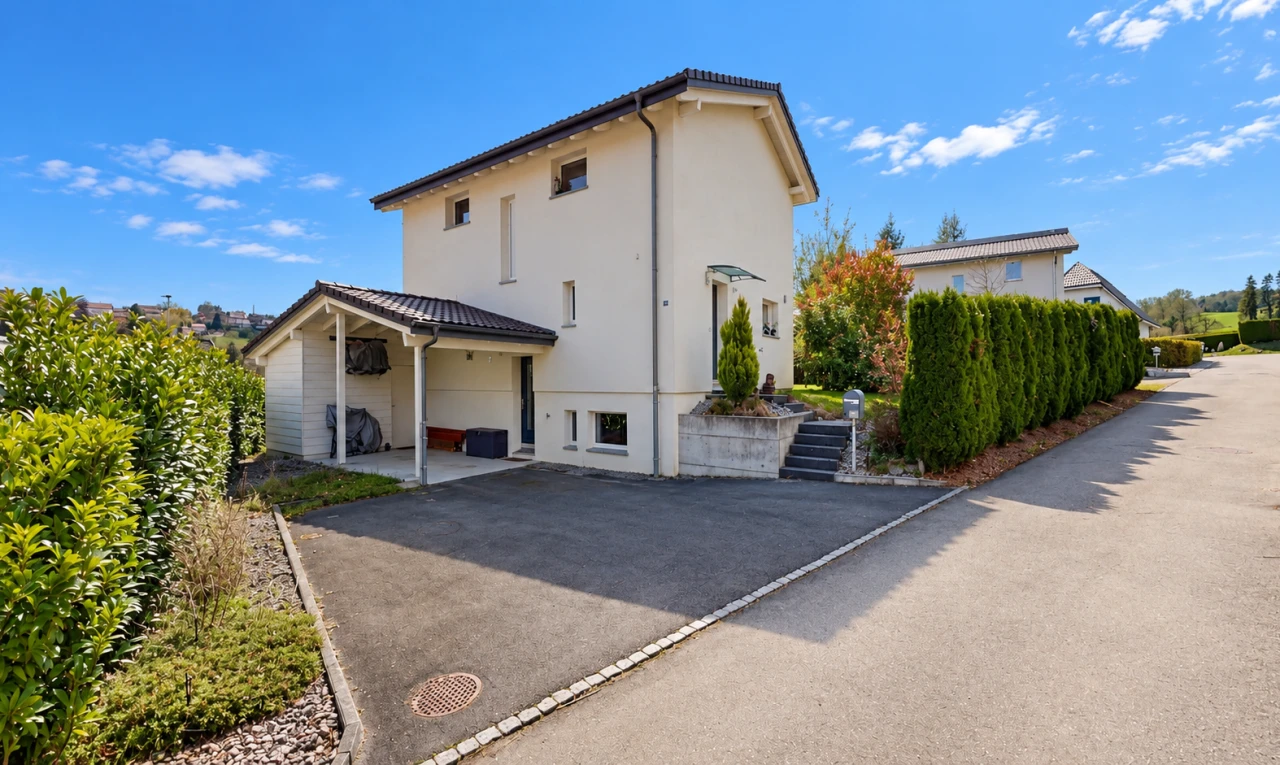 façade avec property visible, bardage en stuc, toit en tuiles, et day time