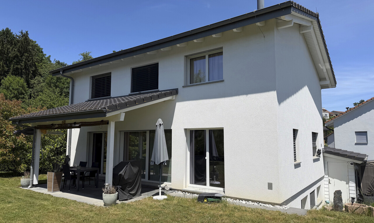 façade avec day time, bardage en stuc, terrasse, pelouse, et property visible