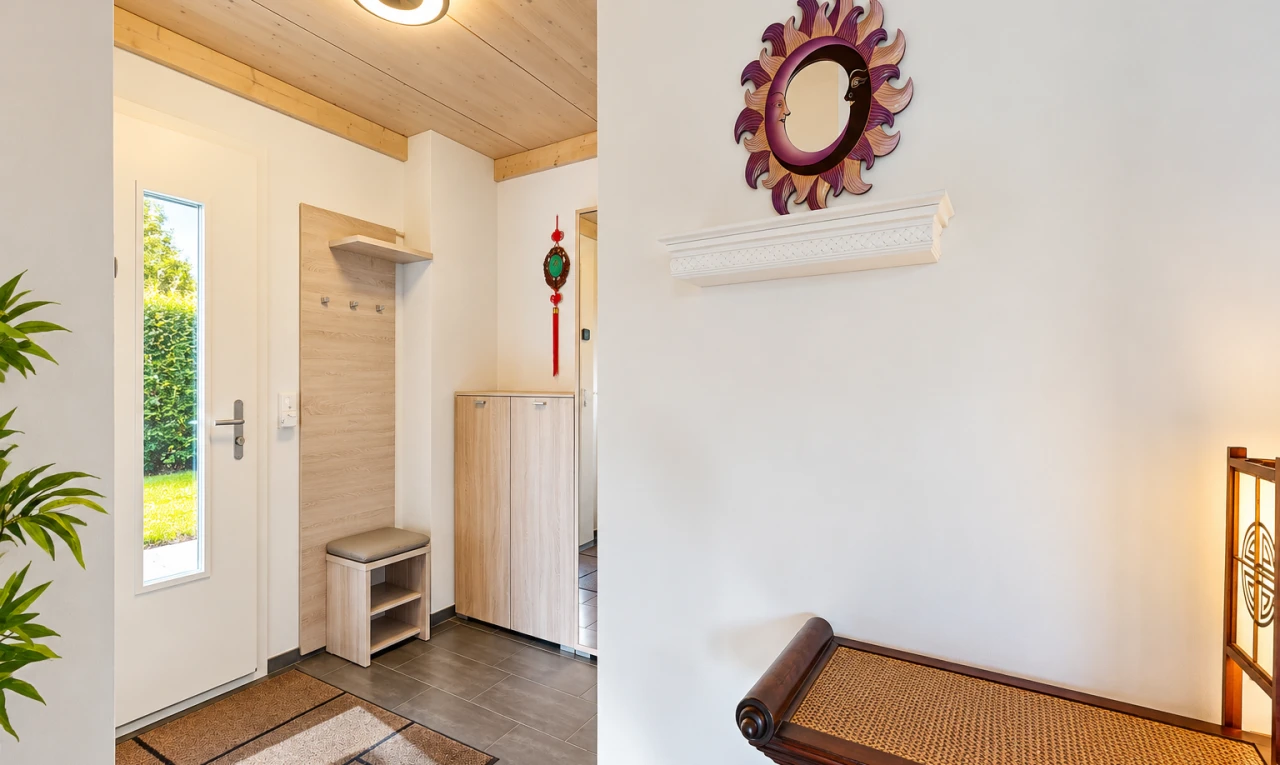 couloir avec accès à l'extérieur, wood ceiling, plafond en bois, drywall, et cloison sèche